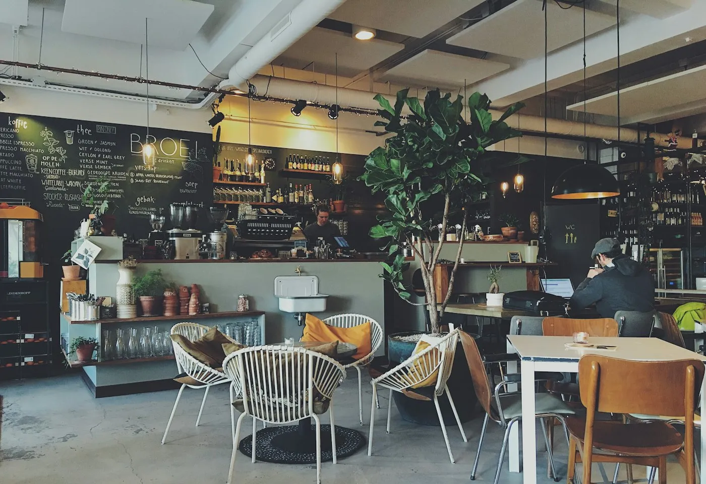 木の温もりがあるカフェの店内